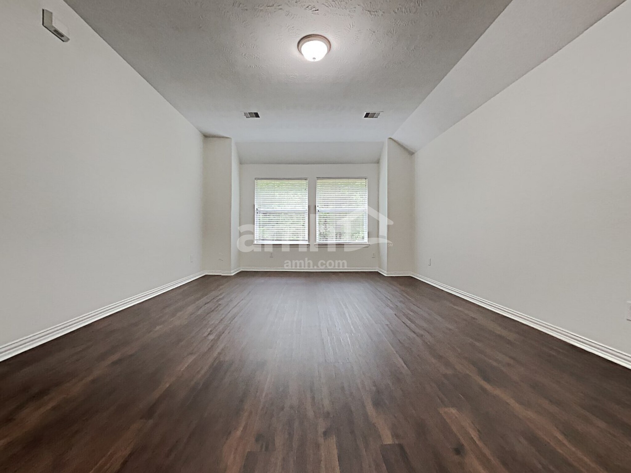 Building Photo - 2213 Oak Cir Dr N