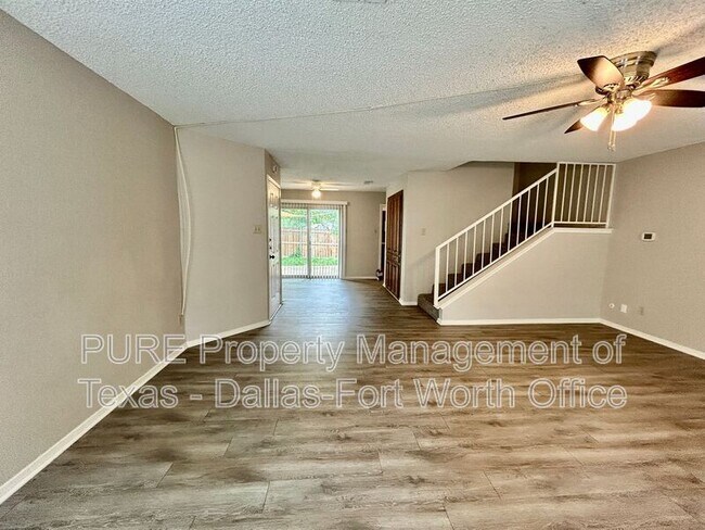 Building Photo - 2415 Oak Manor