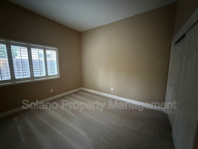 Building Photo - 685 Hillcrest Cir