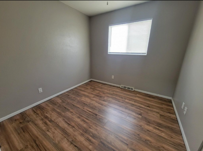 Building Photo - 953 Fries Ave