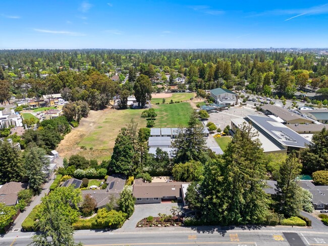 Building Photo - Spacious Menlo Park Retreat with 6 Bedroom...