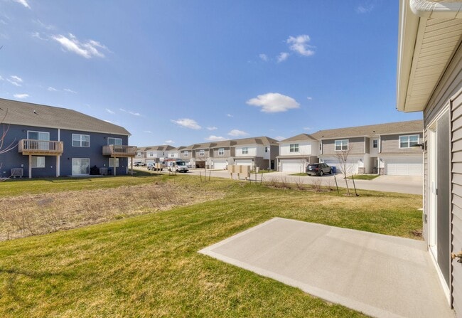 Building Photo - MODERN COMFORT!! 3 Bedroom, 3 Bathroom Townhome in Urbandale!