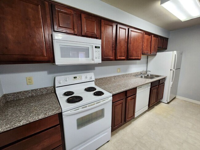 Building Photo - Nice Guard Gated Bella Vita Unit with larg...