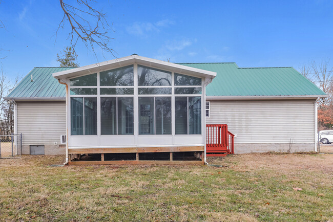 Building Photo - Bright & Spacious Home