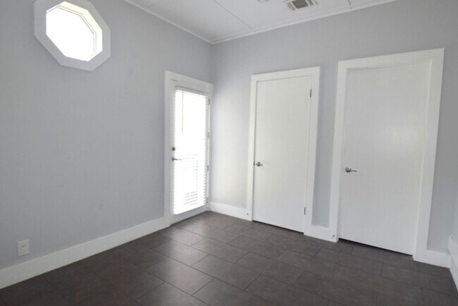 Building Photo - 7513 Carriage Dr