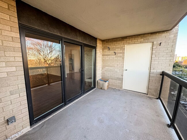 Building Photo - Newly Renovated 3 Bed 2.5 Bath Condo With ...