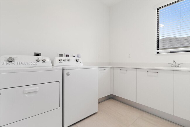 Building Photo - 2391 SW 123rd Ter