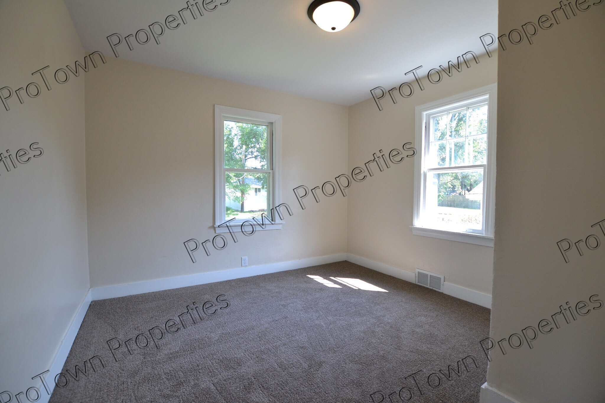 Building Photo - 509 W Oak Ave