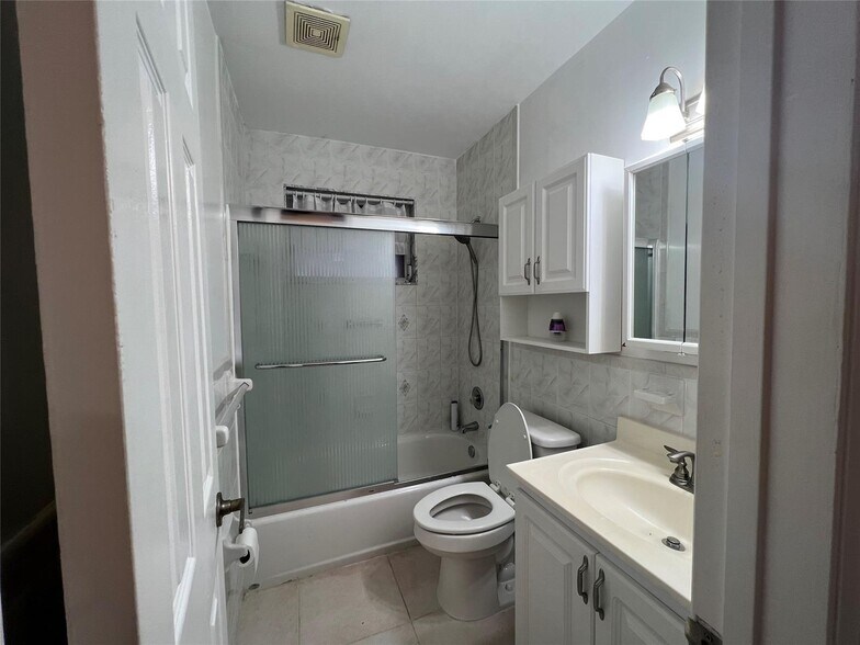 Building Photo - 7400 SW 37th Ct