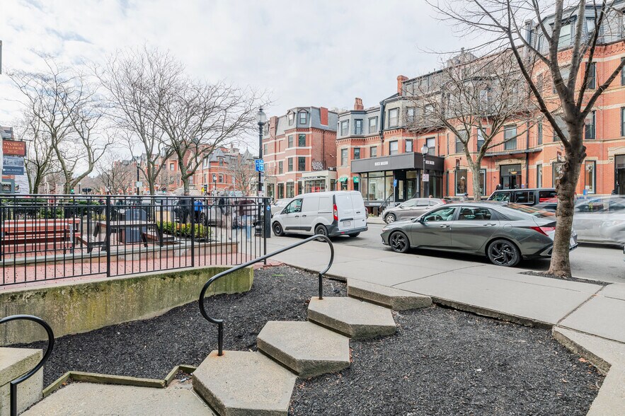 Building Photo - 230 Newbury St