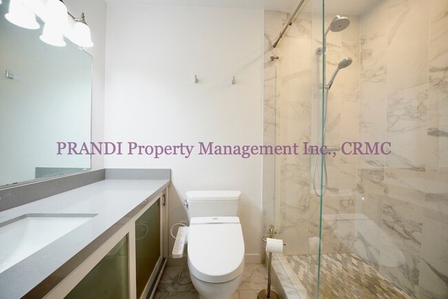 Building Photo - Top Floor, Corner Unit Condo with View and...
