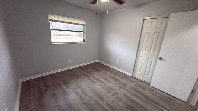 Building Photo - 2000 NE 50th Pl