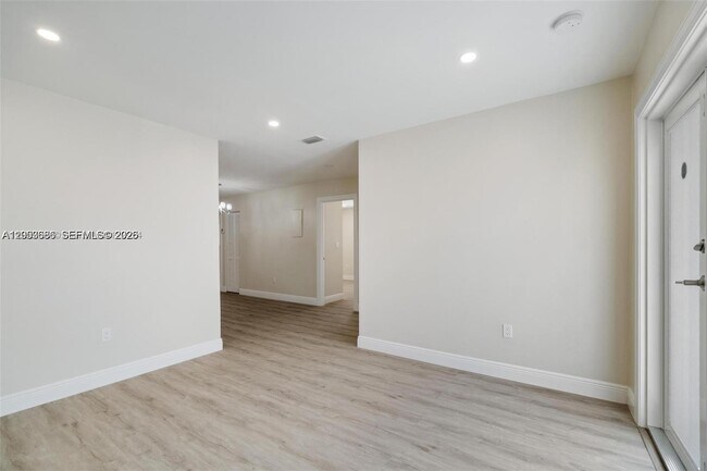Building Photo - 330 W 74th Pl