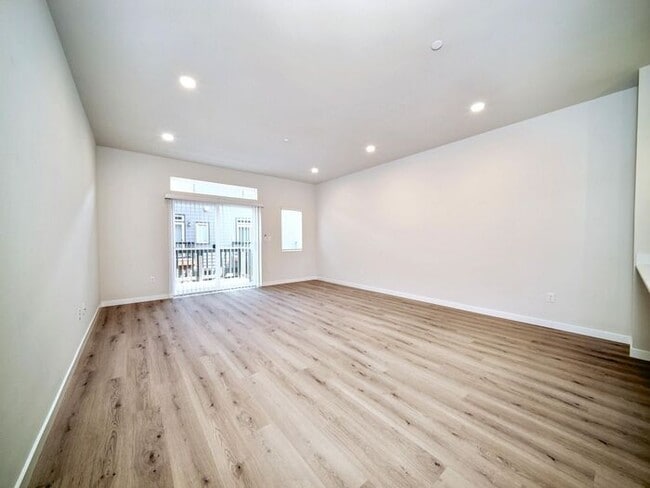 Building Photo - Charming 3-Bedroom Townhome with Modern Am...