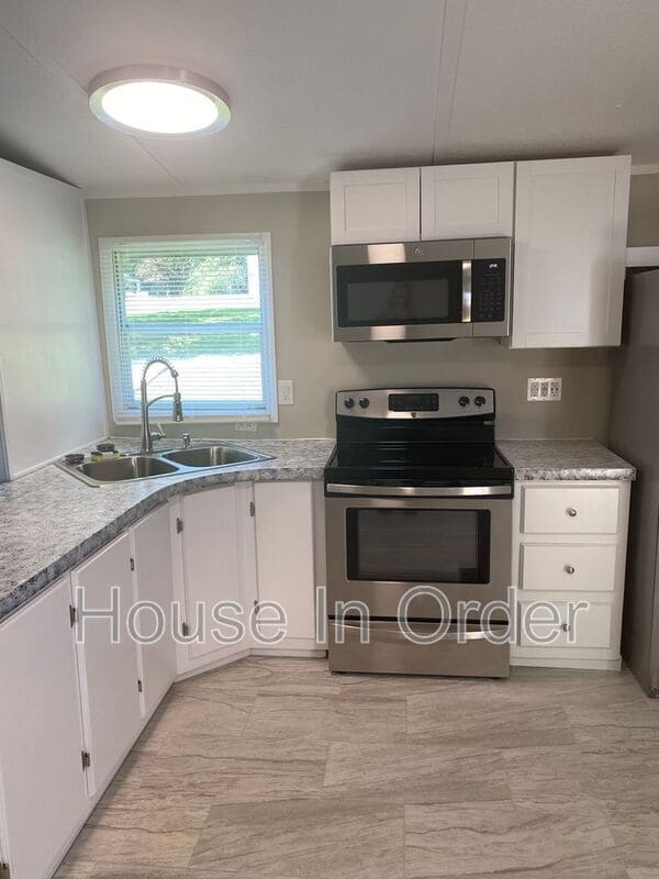 Building Photo - 6 Twin Oaks Dr