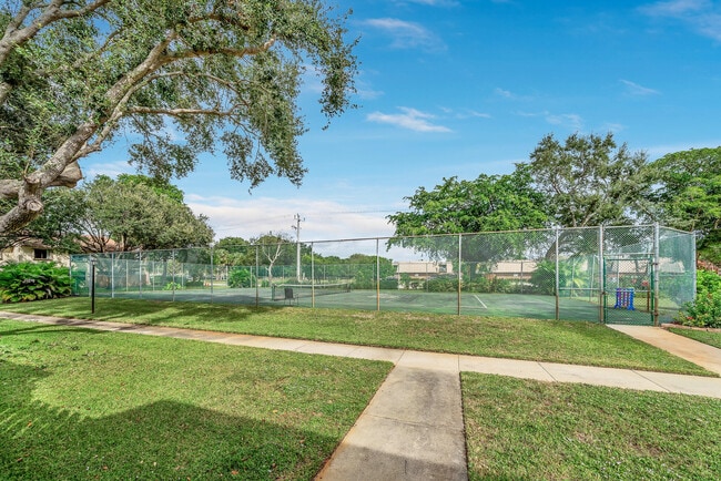 Building Photo - 3402 Gardens E Dr