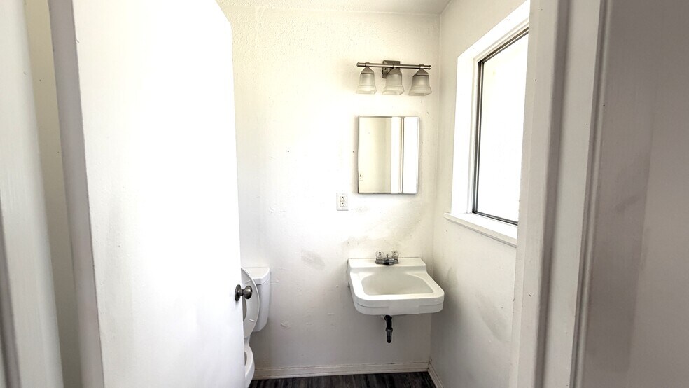1/2 Bathroom - 420 Magnolia St
