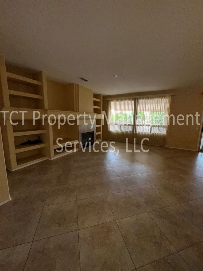 Building Photo - 3 Bedroom Home in 55+ Community in Surprise