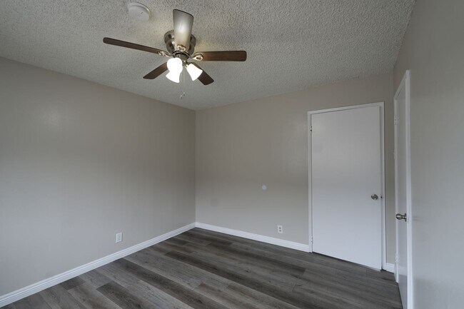 Building Photo - 440 RAYVON
