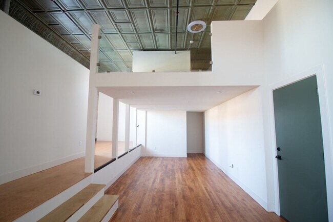 Building Photo - Spacious Loft