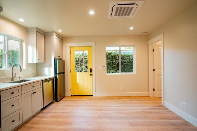Building Photo - Detached ADU with Separate Driveway