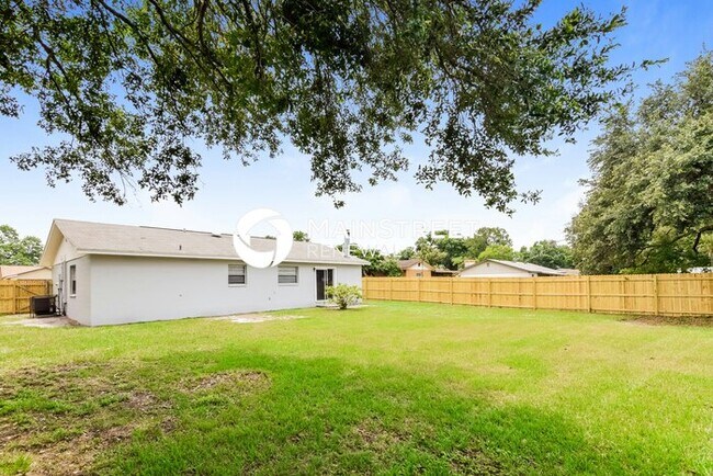 Building Photo - 4 Bedroom Pet-Friendly Home in Winter Haven, FL with Main Street Renewal