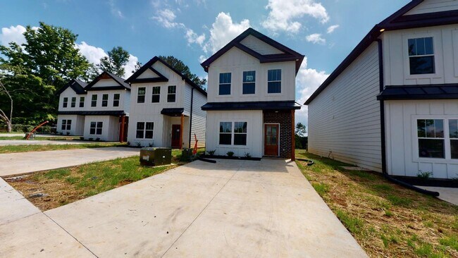 Building Photo - Charming 3-Bedroom Home in the Heart of Clarksville – Nashville Style Living!