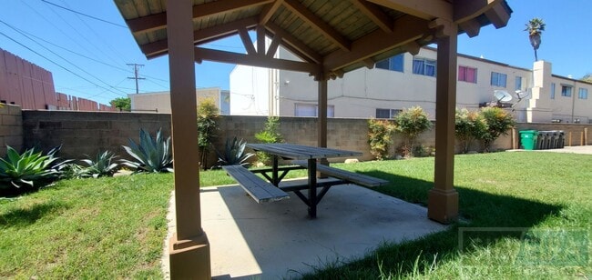 Building Photo - Comfortable upstairs apartment space