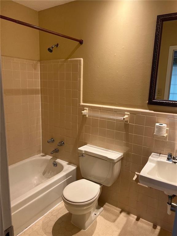 Building Photo - 4861 Woodcliff Dr N