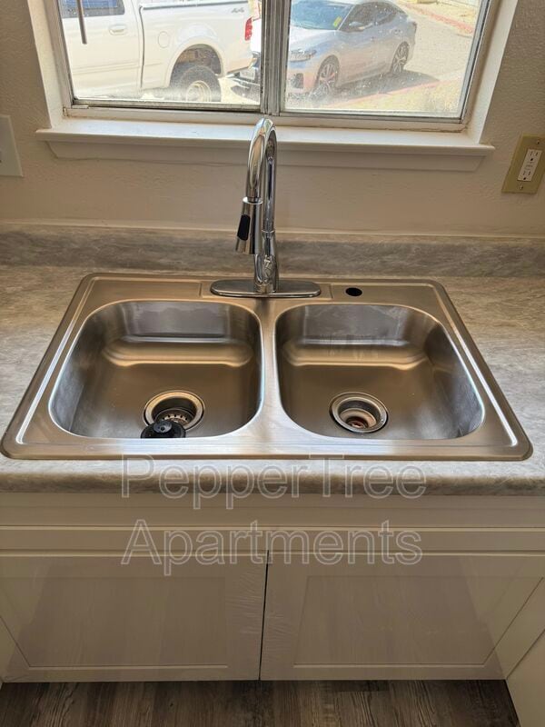 Building Photo - 720 E Elm Ave