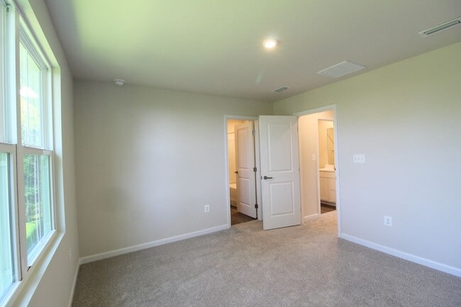 Building Photo - Never-Lived-In Luxury: Modern 3-Level Living + Garage in Orchard Ridge