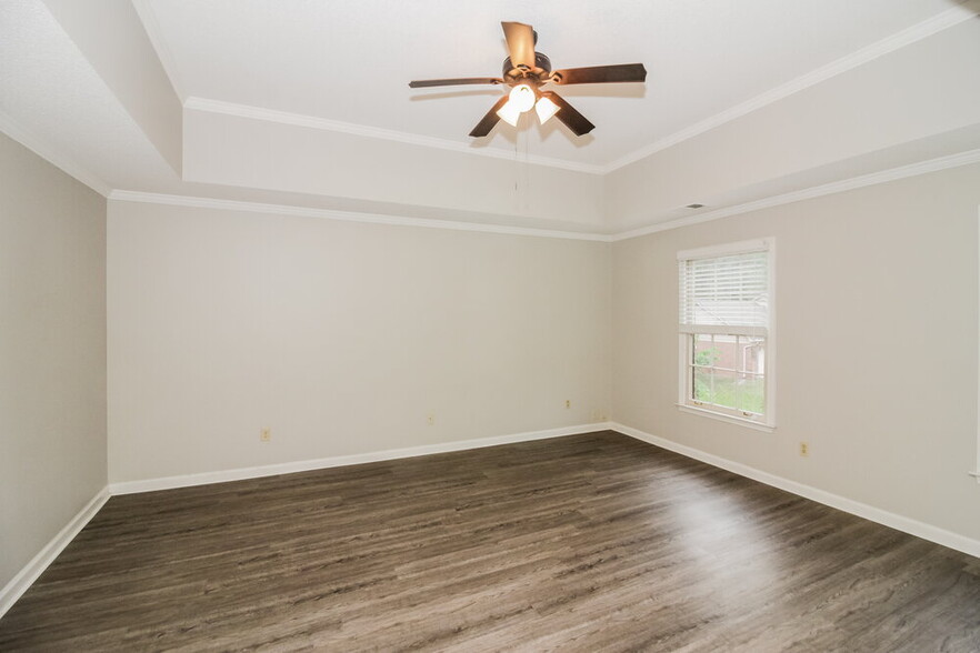 Building Photo - 405 Locust Grove Dr