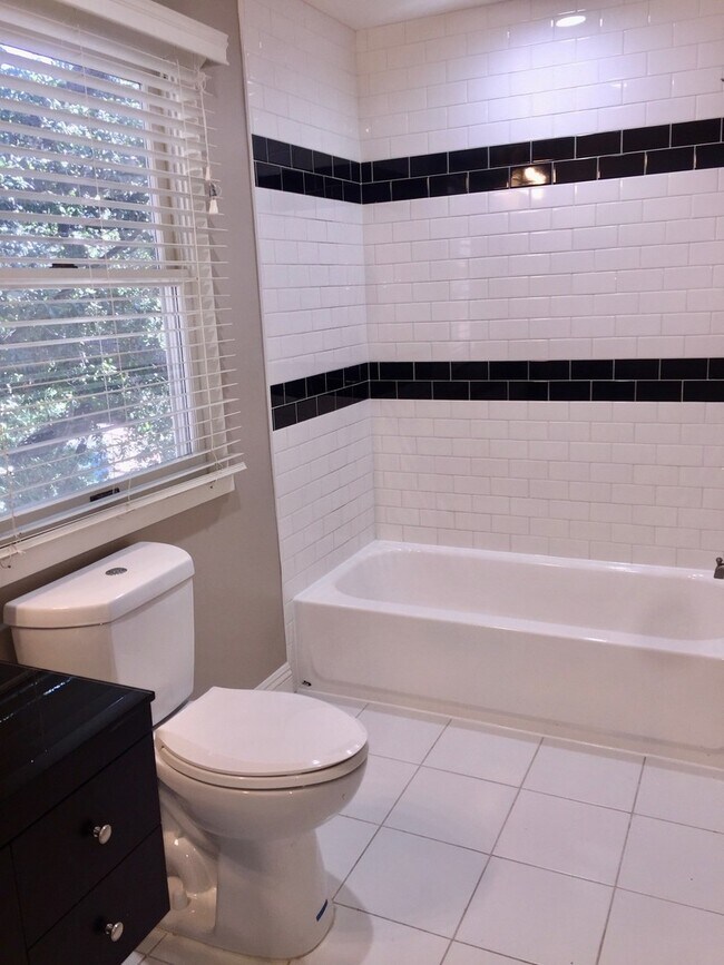 Building Photo - Glendale Hills traditional with fabulous views