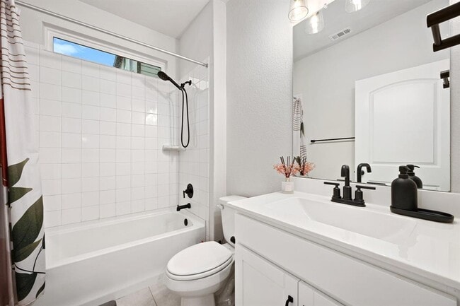 Building Photo - 236 Travis Ln