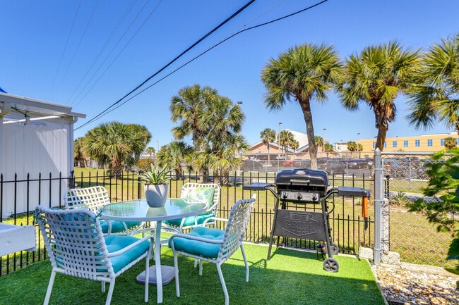 Building Photo - 670 N Green Cir