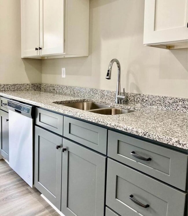 Building Photo - 1330 Maid Marian Ln