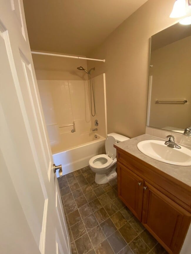 Building Photo - Centrally Located Townhouse w/ Single Car Garage!