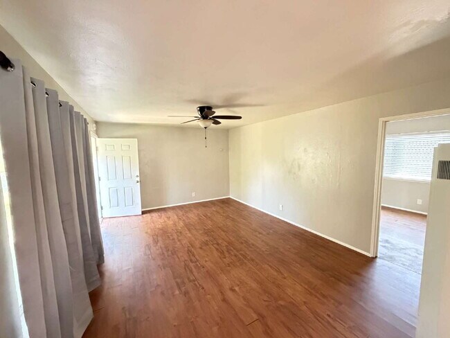 Building Photo - Charming 2 Bed / 1 Bath Back House – Utilities Included