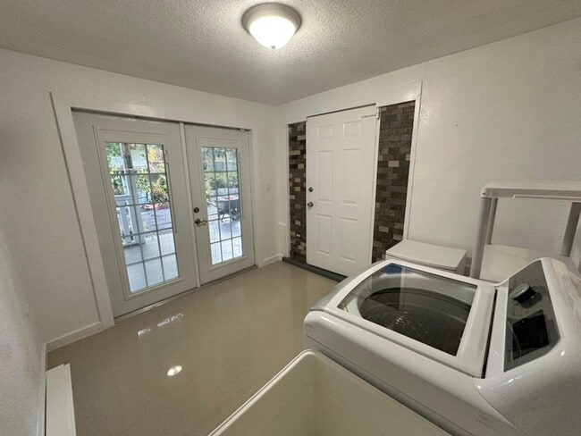 Building Photo - 104 NE 16th Ave