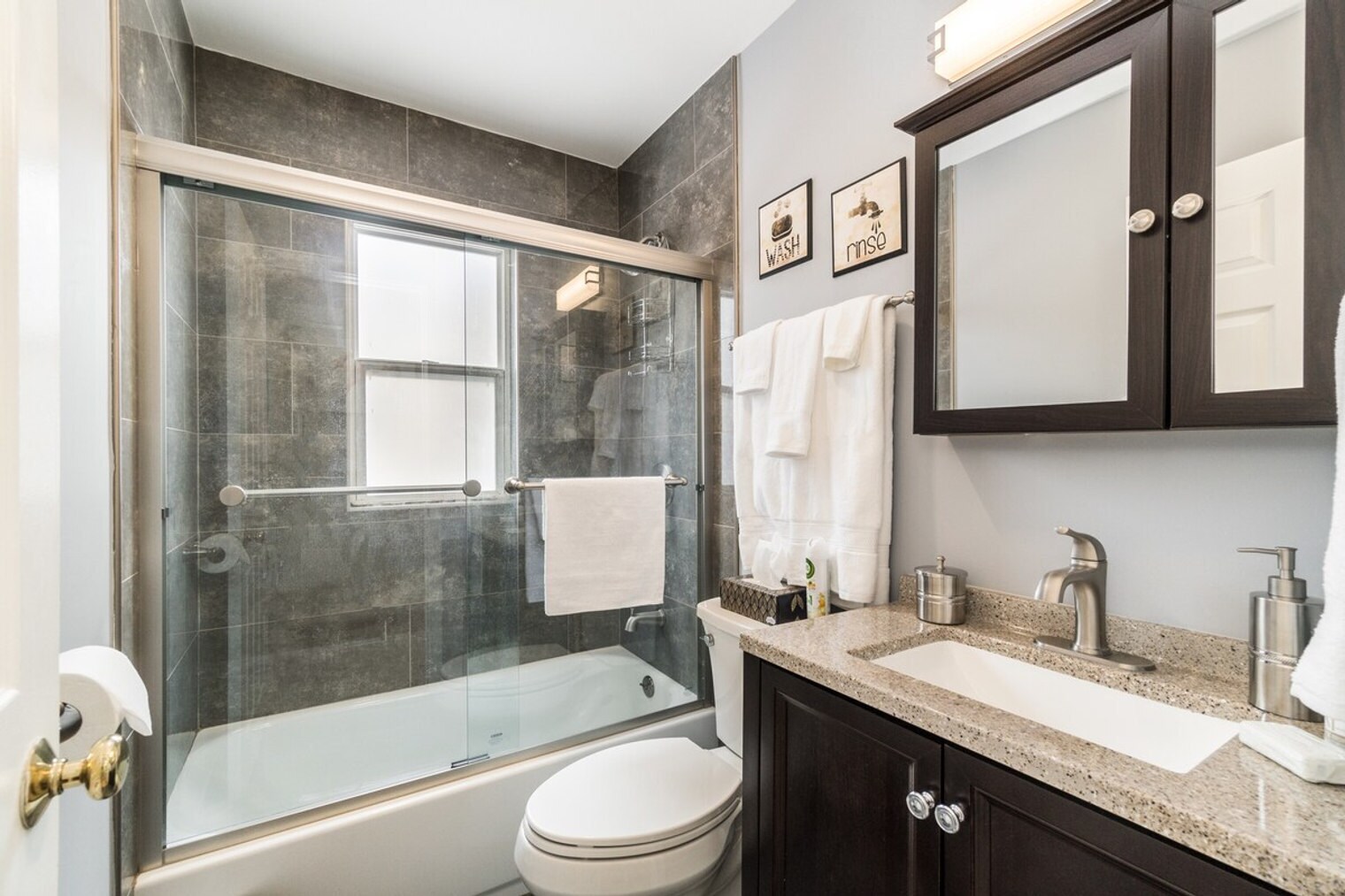 Building Photo - 12 E Berkley Ln