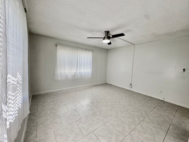 Building Photo - Charming 2 bed/ 2 bath in Royal Palm Villas