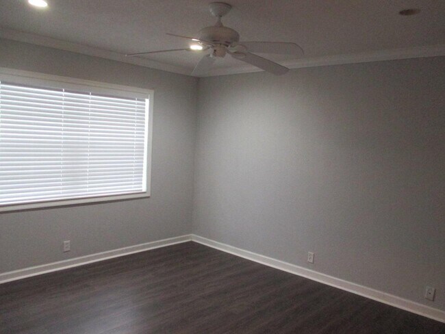 Building Photo - 154 Lake Meryl Dr