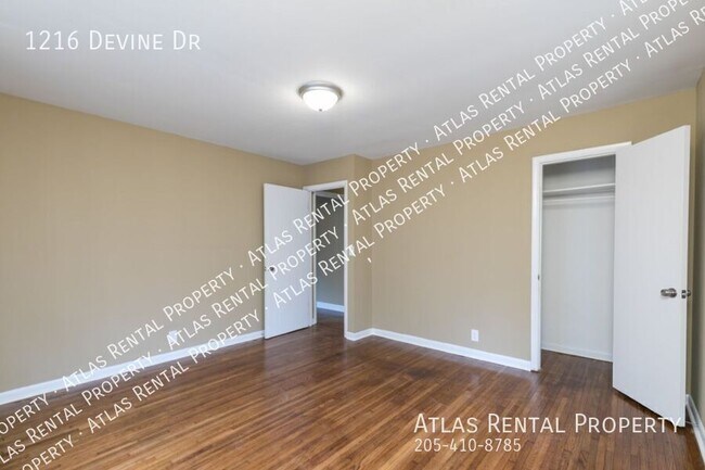 Building Photo - 1216 Devine Dr
