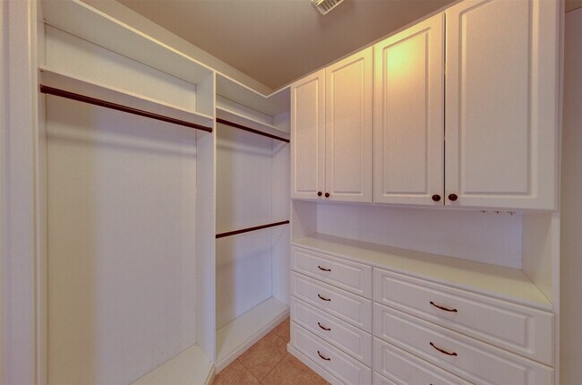 Building Photo - 2610 Ledgebrook Ln