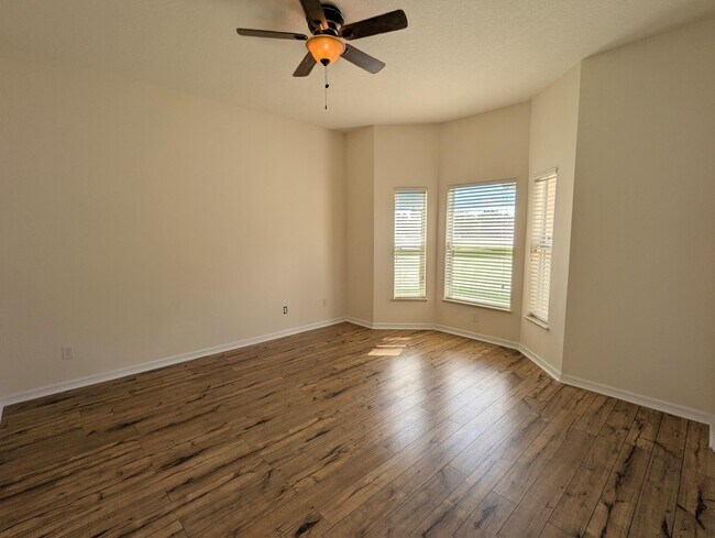 Building Photo - 411 SW Vista Lake Dr