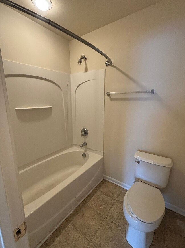 Building Photo - Spacious End Unit 3BR/2.5BA Townhouse