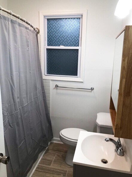 Tub and shower combo - 711 Hamilton St