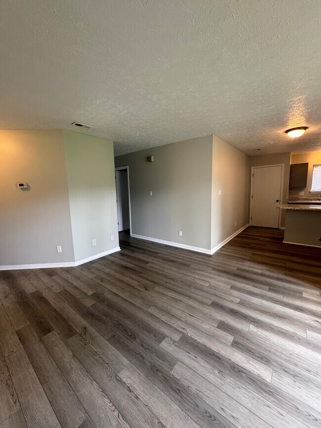 Building Photo - 901 Applewood Ln
