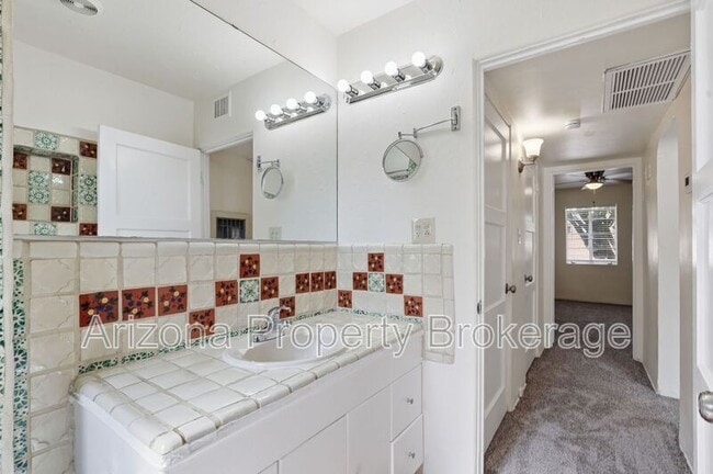 Building Photo - 1137 W Glenrosa Ave