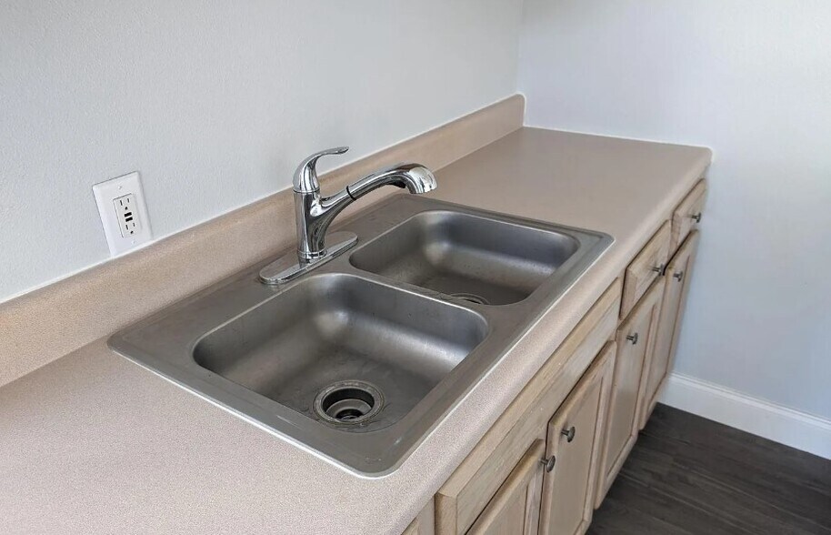 Kitchen sink - 608 Tangerine St